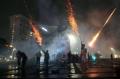 Nyalakan Kembang Api, Warga Sambut Tahun Baru di Tugu Tani