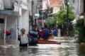Banjir di Bidara Cina Masih Setengah Meter Tingginya