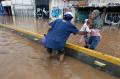 Masih Terendam Banjir, Arus Lalu Lintas ke Jatinegara Barat Dialihkan