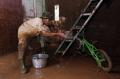 Banjir Mulai Surut, Warga Pengadegan Timur Mulai Membersihkan Rumah