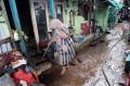 Banjir Mulai Surut, Warga Pengadegan Timur Mulai Membersihkan Rumah