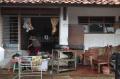Warga Kampung Melayu Kecil Bersihkan Rumah dan Perabot