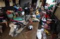Warga Kampung Melayu Kecil Bersihkan Rumah dan Perabot