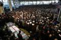 Ratusan Ribu Warga Iran Hadiri Pemakaman Jenderal Qassem Soleimani