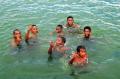 Cerianya Anak-Anak Papua Bermain di Dermaga Pantai Yahim