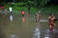 Menyeberangi Sungai Amru, Beginilah Perjuangan ASN di Maribu Papua