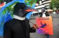 Greenpeace Gelar Aksi Save Penguin di Semarang