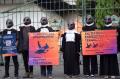 Greenpeace Gelar Aksi Save Penguin di Semarang