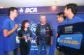 Wapresdir BCA Suwignyo Budiman Serahkan Hadiah BCA Young HackR 2020