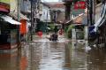 Kali Krukut Meluap, Banjir Rendam Permukiman Warga di Karet Tengsin