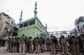 Ratusan Muslim Salat Jumat di Atas Masjid Terbakar di India