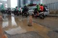 Jalan Boulevard Barat Raya Kelapa Gading Rusak Akibat Banjir