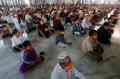 Terapkan Protokol Khusus, Masjid Al-Akbar Tetap Gelar Salat Jumat