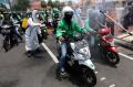 Cegah Covid-19, Ratusan Ojol Surabaya Disemprot Cairan Disinfektan
