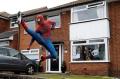 Pandemi Corona, Spiderman Beraksi Hibur Warga di Inggris