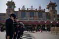 Kenang Korban Corona, China Kibarkan Bendera Setengah Tiang