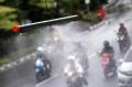 Semprotan Disinfektan Otomatis Sambut Pengendara Saat Masuk Surabaya